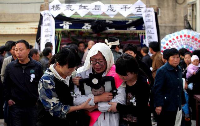 梦到出殡的队伍是什么意思，梦见别人家出殡的队伍是什么意思（“出殡”有哪些讲究呢）