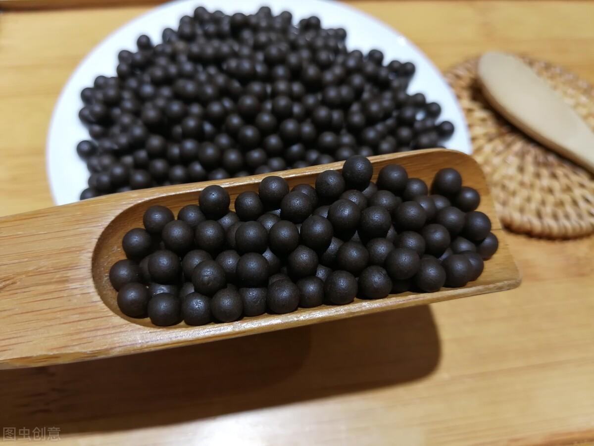 复方益肝丸组方为垂盆草,野菊花,板蓝根,夏枯草,人工牛黄,山豆根,茵陈