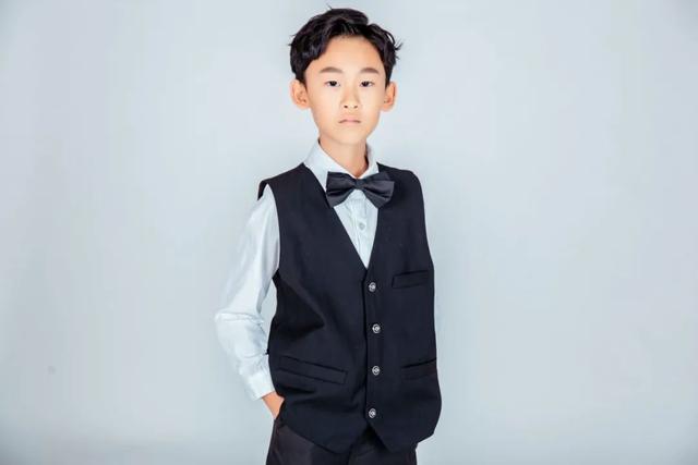 关于父亲的歌，关于父亲的歌曲有哪些好听的（昆明市11岁男生吴晨睿演唱《父亲》MV）