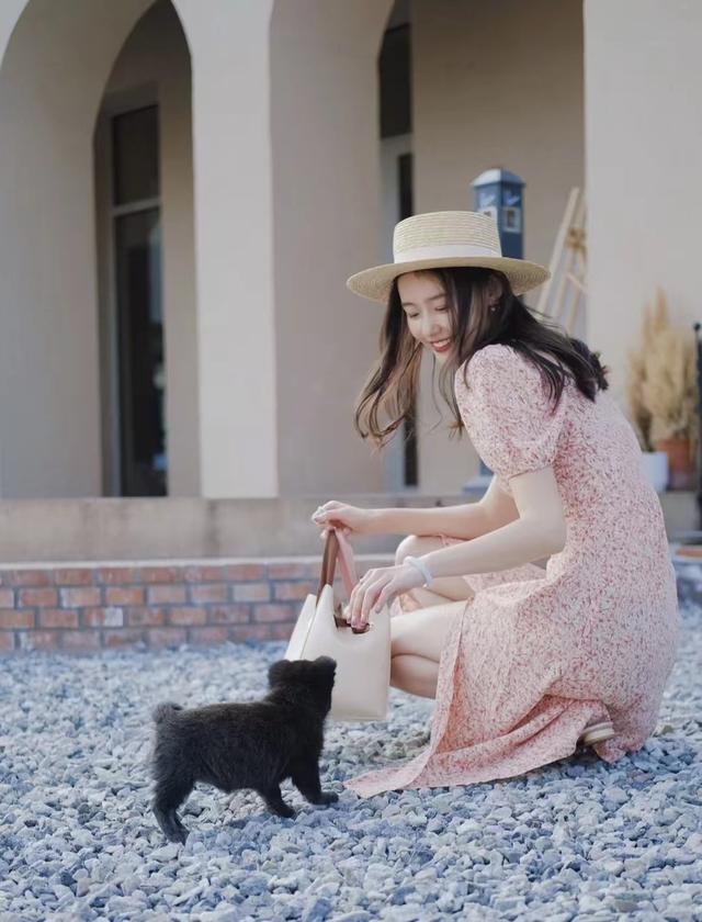 碎花连衣裙配什么鞋子，秋冬碎花连衣裙搭配什么鞋子（长款碎花连衣裙配什么鞋子好看）