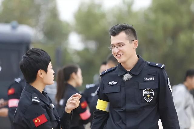 我国所有警察都是公务员吗，我国所有警察都是公务员吗（警察不一定是公务员）