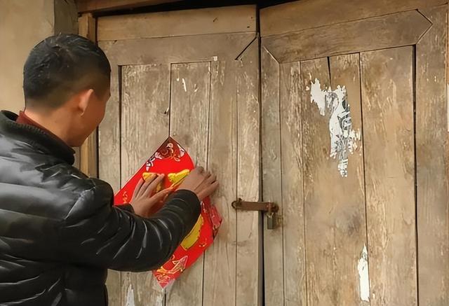 春节习俗贴春联，春节贴春联的由来和习俗（贴春联大有讲究）