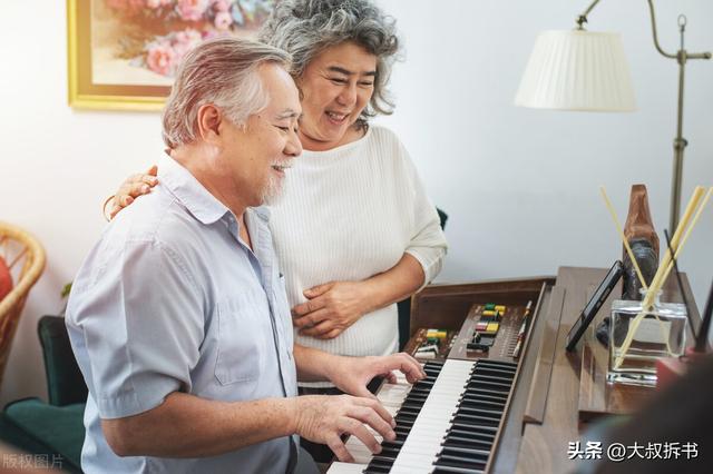 钢琴初学者练什么曲子，钢琴初学者怎么练指法（基本功练习曲和乐曲类练习曲一定要弄明白）