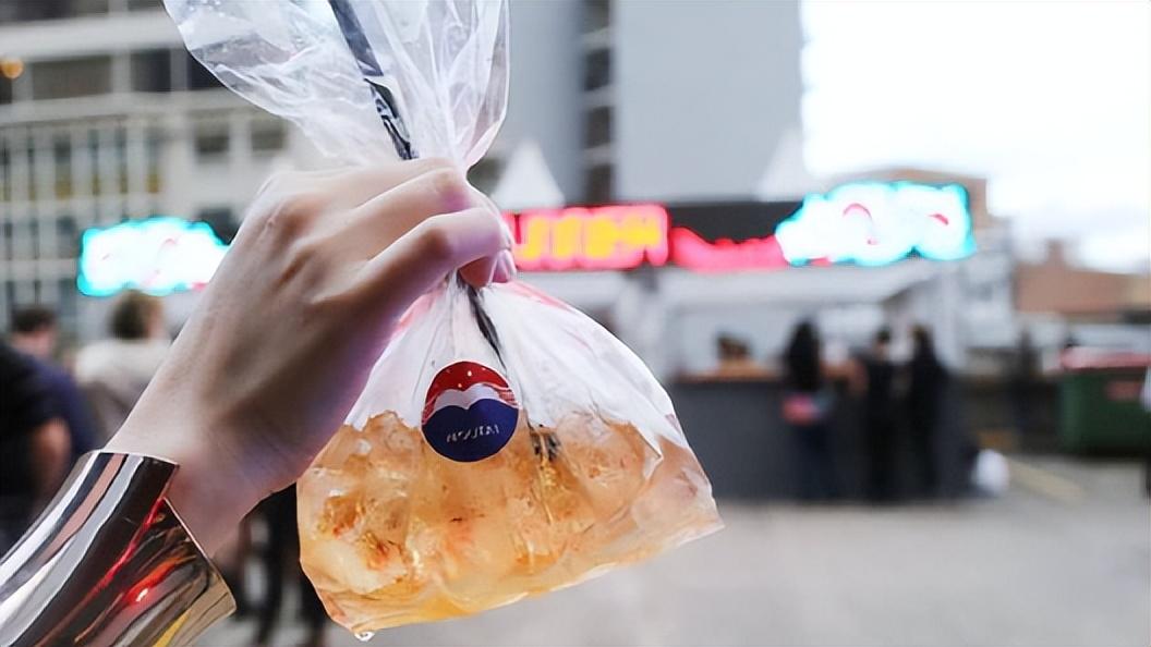 茅台可以是青岛大街散啤一般的时髦饮料,与塑料袋吸管匹配成断片伴手