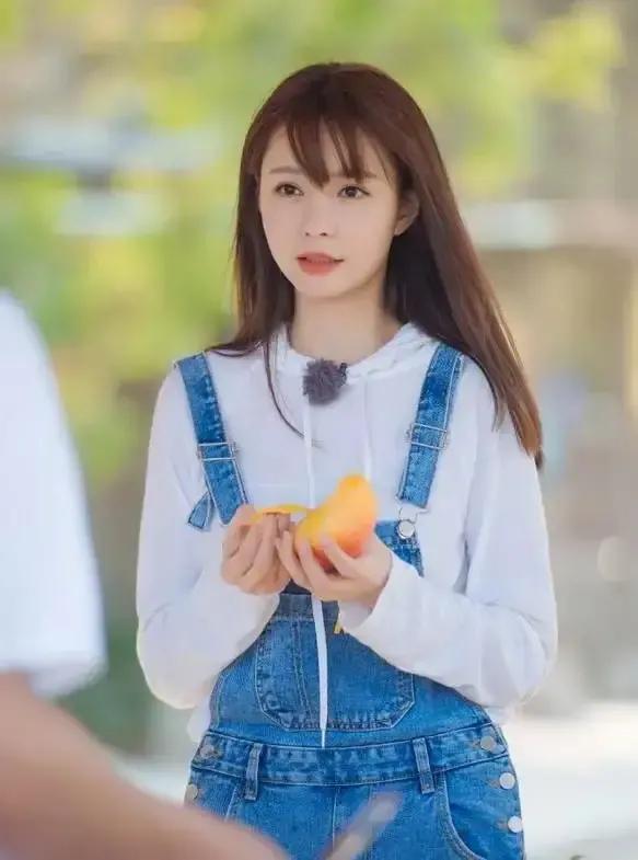沈梦辰穿针织裙暴露大肚子孕相明显，网友：这么快就有了？