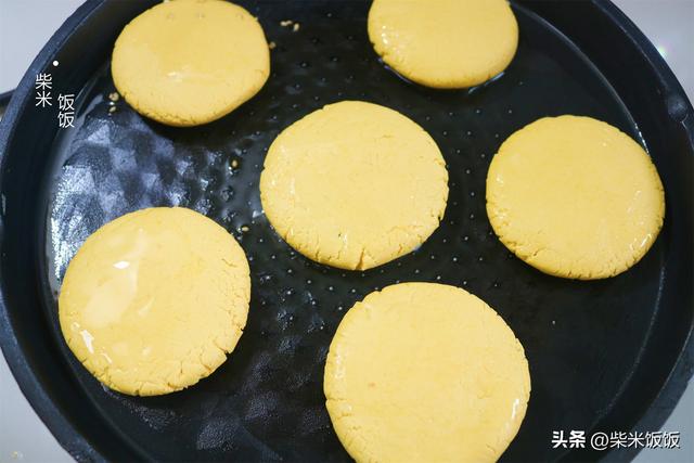 南瓜饼怎么做又酥又脆，饼干南瓜饼怎么做又酥又脆（秋天一定要试试这个南瓜饼）