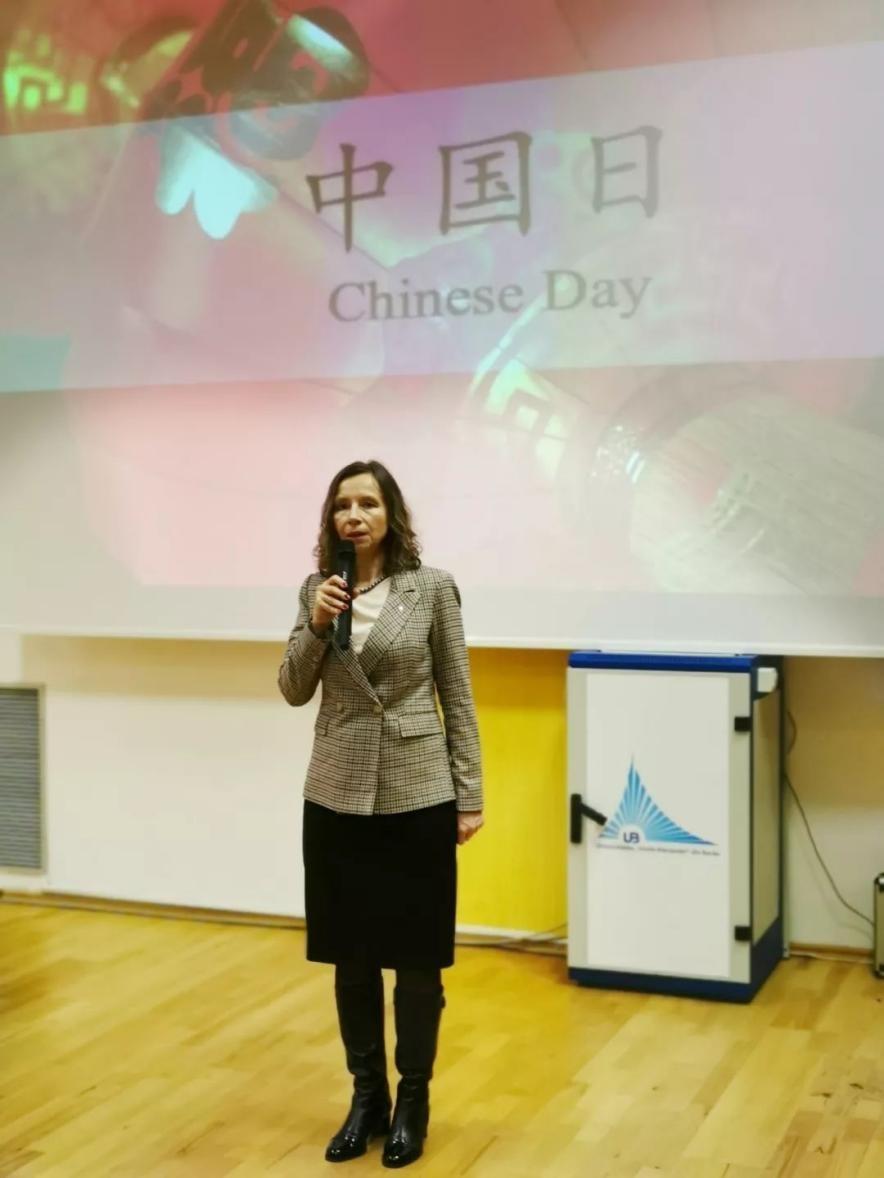 布加勒斯特大学（她出生罗马尼亚）