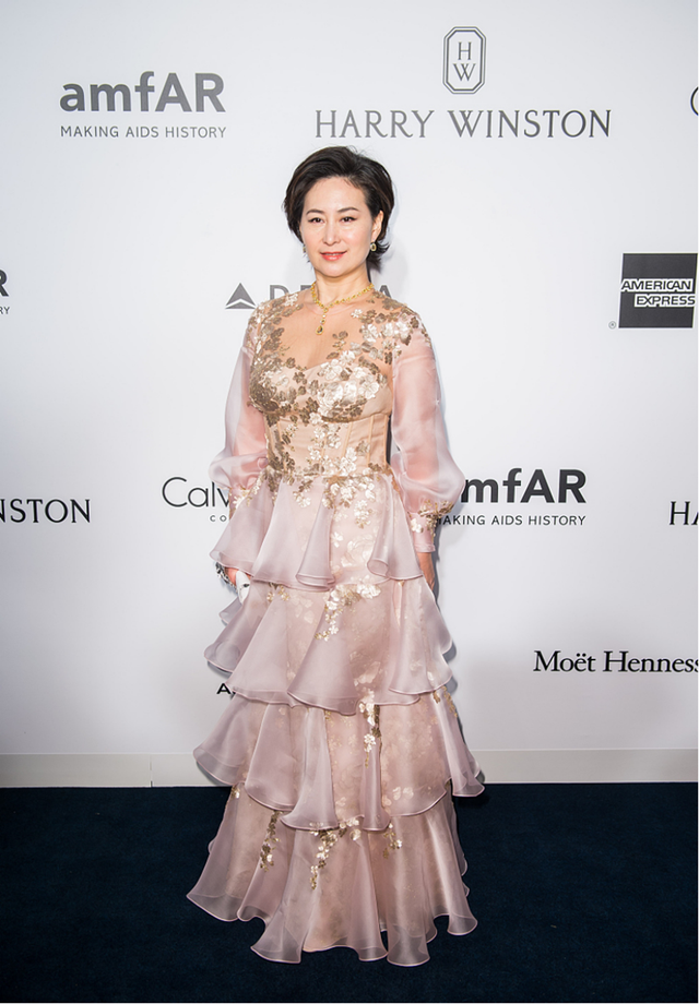 蛋糕裙适合什么年龄的人穿，蛋糕裙适合什么年龄的人穿图片（60岁何超琼蛋糕裙自带气场）