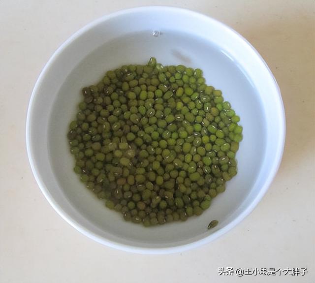 煮绿豆米饭要提前浸泡多久，做绿豆糯米饭要泡多久才可以（它们和绿豆最搭配）