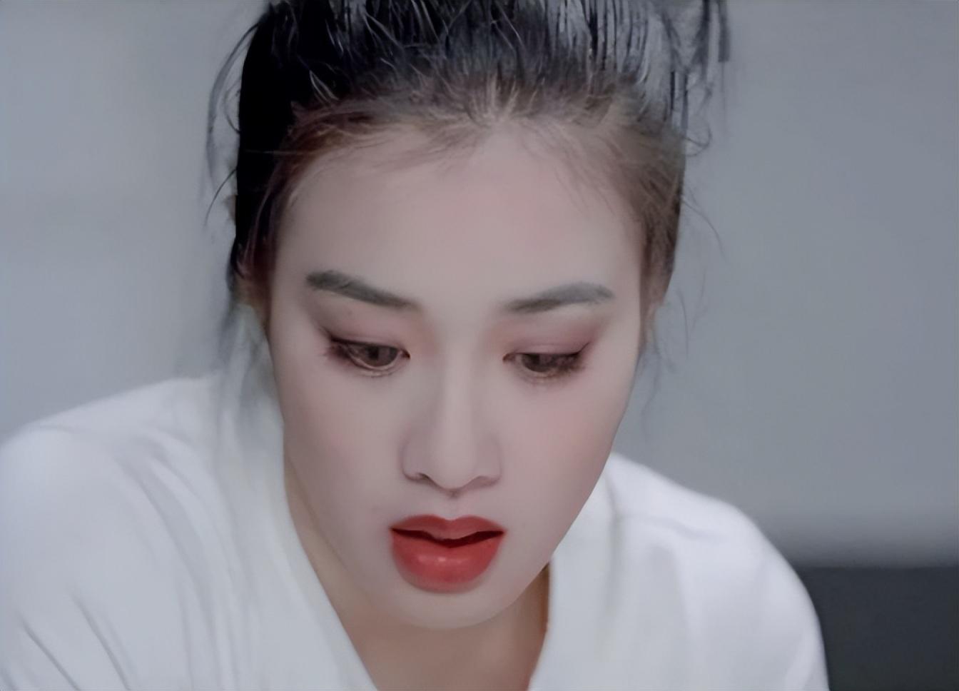 这个话题怎么能少得了以厚嘴唇荣获"女神"称号的钟丽缇呢?