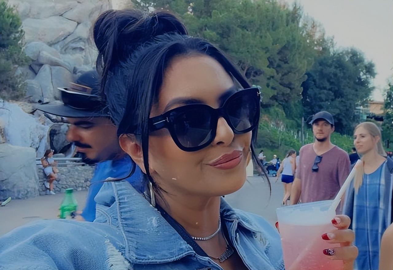 30一40岁女人扎头发，40岁的女性这样扎头发既好看又简单（40岁瓦妮莎晒近照）