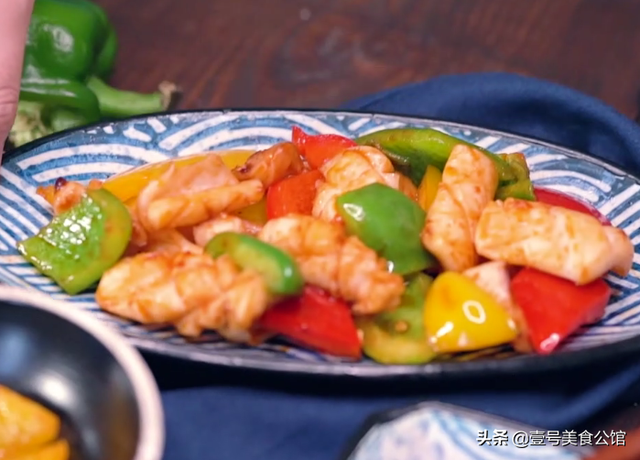 彩椒怎么做好吃，彩椒怎么做好吃又简单（鲜嫩鱿鱼搭配彩椒一起炒）
