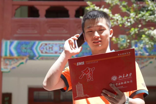 中国邮政物流查询，如何查询中国邮政物流编号（这些心意满满的录取通知书）