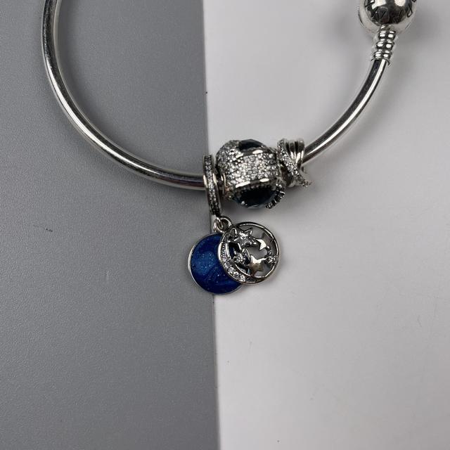 潘多拉珠子哪个最受欢迎，潘多拉繁星童话手链繁星中最闪亮的星很有童话气氛戴起来很轻便