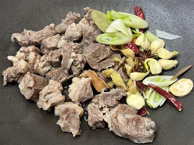 怎样炖大块牛肉，大厨煮大块牛肉的正确方法（家常土豆炖牛肉的简单做法）