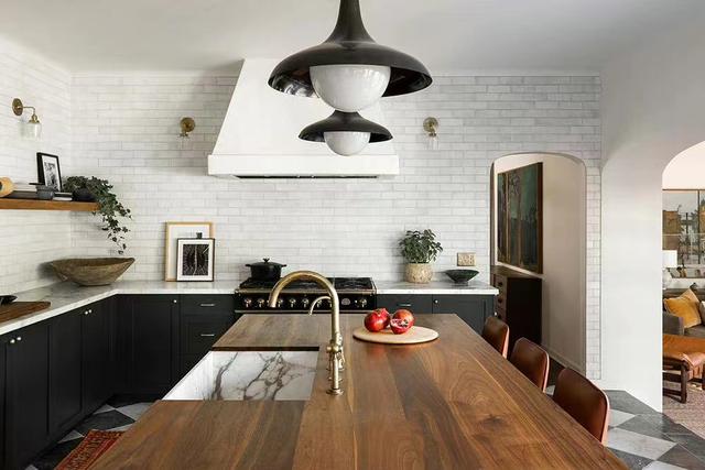 地中海风格家具，地中海风格家具怎么样（一个美丽舒适的美式豪宅）