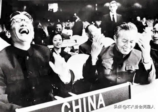 洪晃的父亲叫红什么，洪晃的父亲（时尚女魔头洪晃：老妈是名媛）