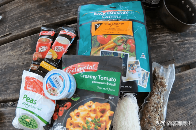 爬山带什么吃的比较好，爬山适合带什么吃的（如何让你的方便面营养均衡、更好吃）