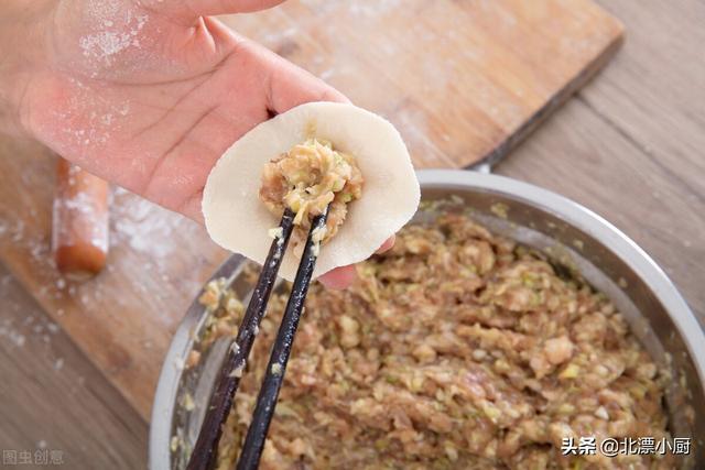 肉馅怎么调好吃，肉馅怎样做才能更好吃（牢记“万能”口诀）