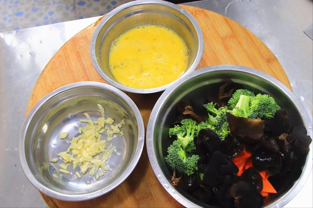 胡萝卜怎么切菱形，胡萝卜的切法菱形片（俗话说“中秋吃一宝）