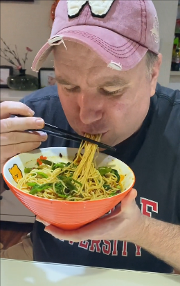 趴耳朵，娶了小12岁的中国媳妇（趴耳朵狗图片）