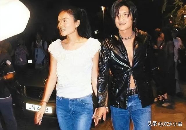 十二道锋味王菲现身，王菲谢霆锋时隔23年牵手现身机场