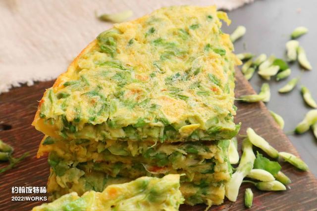 槐花饼怎么做好吃又简单，槐花饼的简易做法（烙饼吃可真香啊）