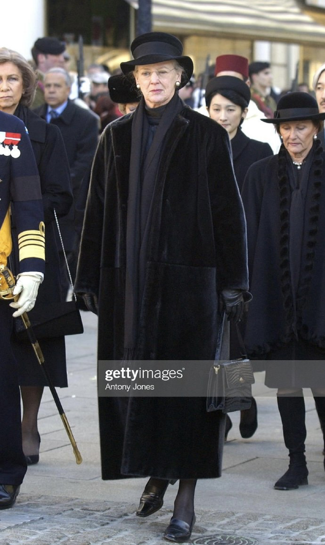女性服饰搭配技巧图片，女生穿衣服搭配技巧图片（女人到了奔五奔六的年纪）