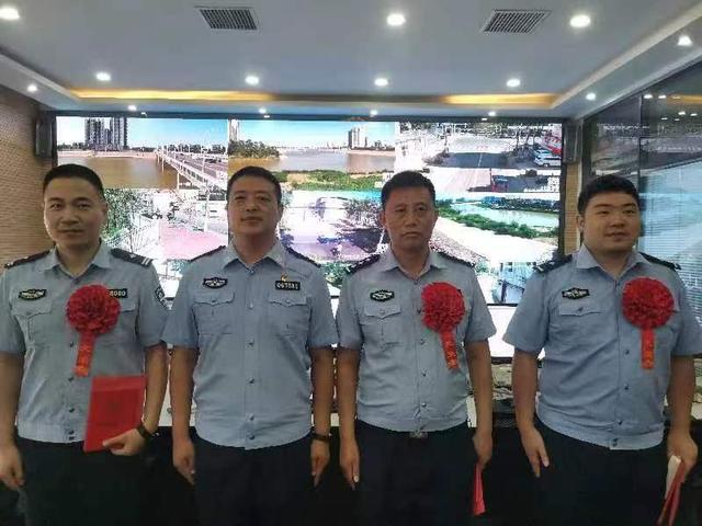 怎么恭喜别人获得荣誉，怎么恭喜别人获得荣誉_恭喜别人获得荣誉怎么说_怎么恭喜老师获得荣誉（心理感觉老好啦——川汇区分局党委成员把获奖证书、牌匾送到基层所队）