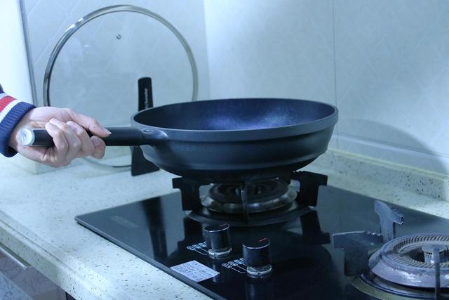 什么品牌的炒锅最好用，什么品牌的炒锅最好用又省电（不惧怕各种暴力测试的锅才是好锅）