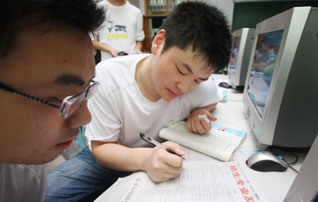 专科学校学费一般多少钱，2020晋中师范高等专科学校学费多少钱一年-收费标准（民办二本和公立大专的区别）