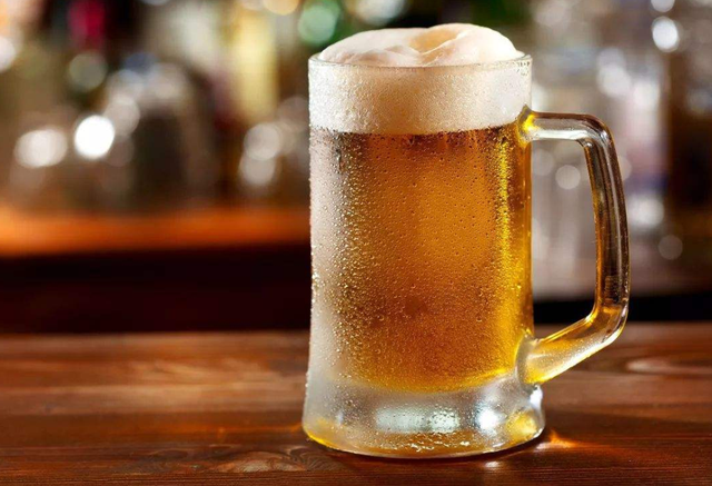 啤酒没开封放过期两年了能喝吗，啤酒过期了没开封还能喝吗（网友从床底下找出一瓶已故爷爷存的啤酒）