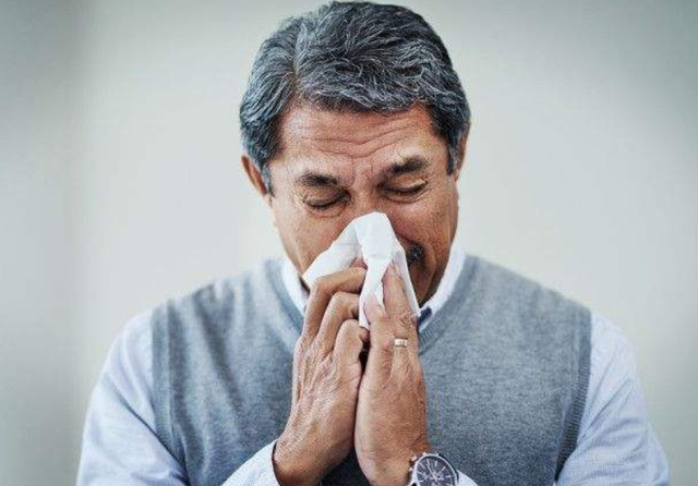 男人的阴毛白是怎么回事，或许还有其他原因