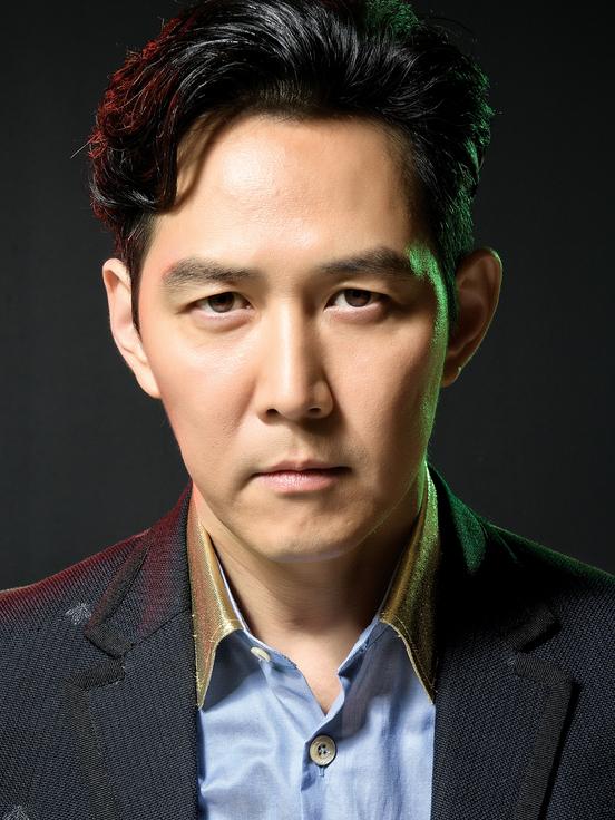 李政宰的绰号是" 沉默的武士",因为面相冷峻英武,演技一流,有人评价他