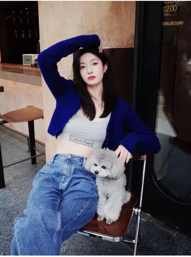 女生穿搭牛仔阔腿裤，女生穿搭牛仔阔腿裤图片（牛仔阔腿裤配什么上衣好看）