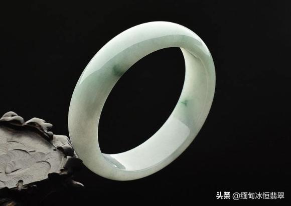 翡翠颜色等级和图片，翡翠的辨别和等级的划分（翡翠中常见的十种颜色）