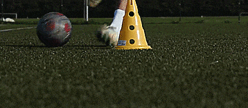 足球防守员的注意事项，足球前锋注意事项（用这四招助你在场上摆脱压力永不丢球）