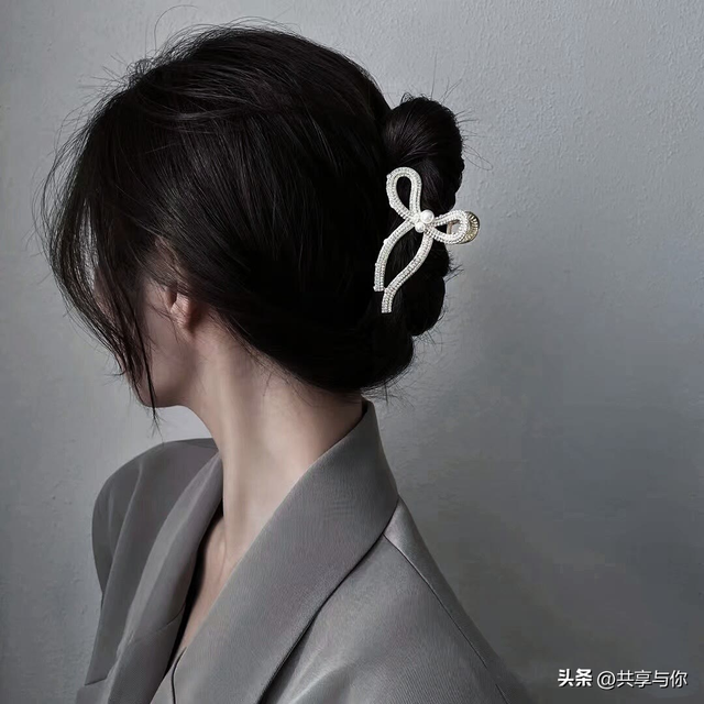 酷酷的图片女高冷，酷酷帅气的女生头像 一点点高冷呐微信（黑色系背影高冷霸气冷淡女生头像）