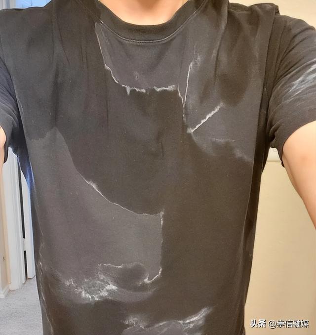 白色运动鞋网面黑了怎么清洗，白色网面运动鞋弄脏了应该怎么洗才干净（为何总会渗出黄印子）