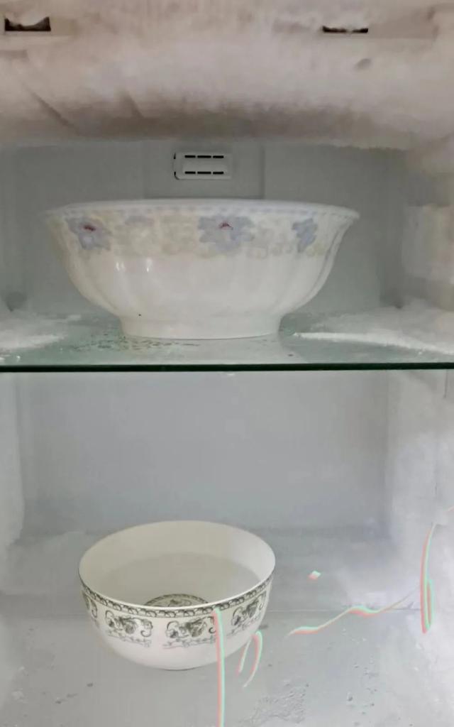 冰箱结厚厚的冰是怎么回事，冰箱结厚冰是怎么回事（是因为菜囤得不够满吗）