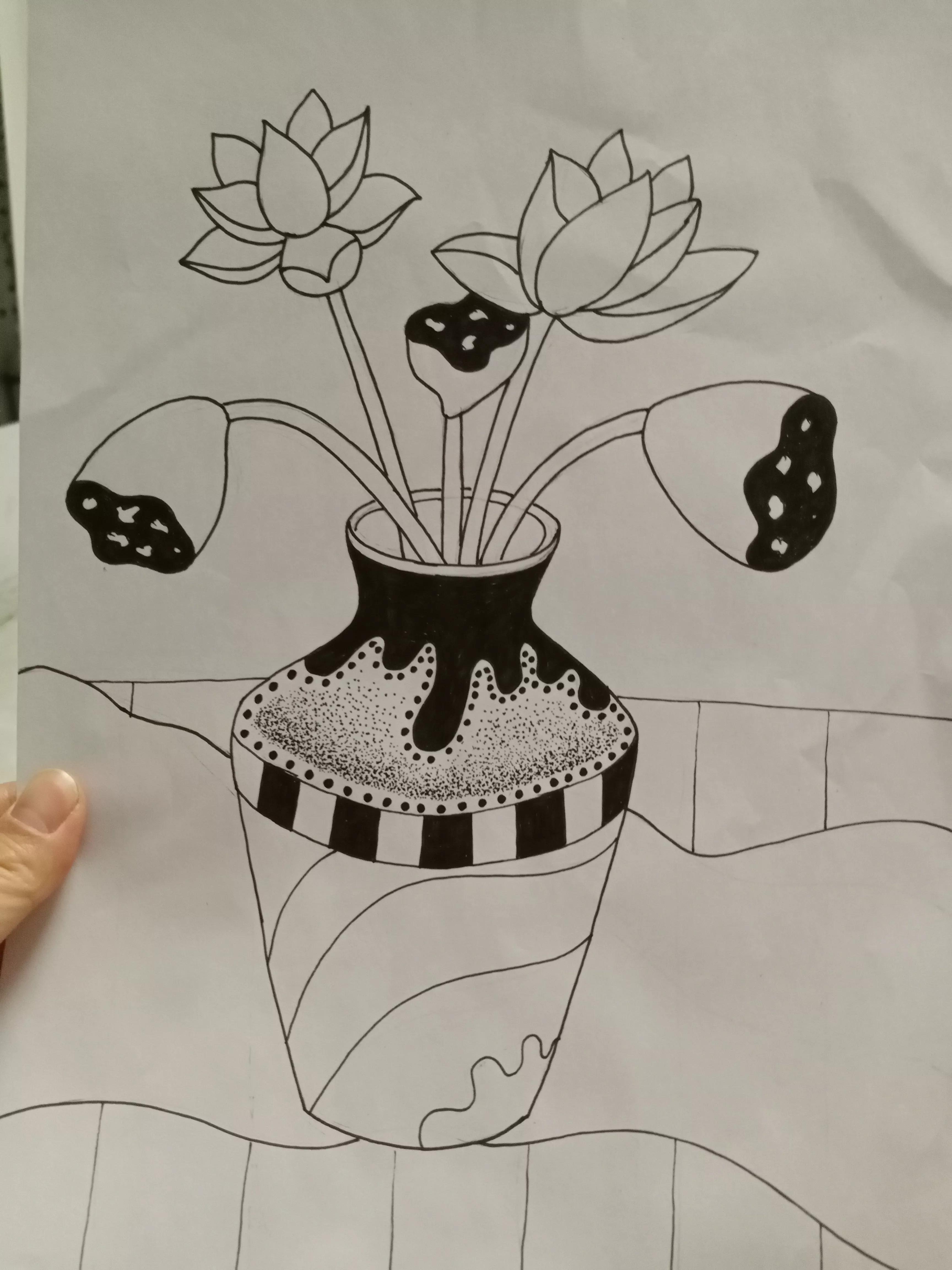 花瓶怎么画好看又简单，怎么画花瓶简笔画（多步骤详细解说线描画《花瓶和花》的画法）