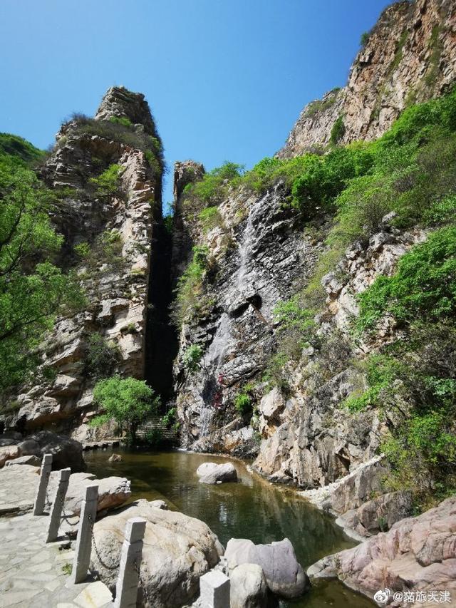 北京周边适合爬山的地方，溪水清澈、高山巍峨、树木苍翠