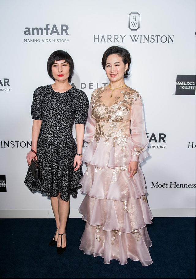 蛋糕裙适合什么年龄的人穿，蛋糕裙适合什么年龄的人穿图片（60岁何超琼蛋糕裙自带气场）