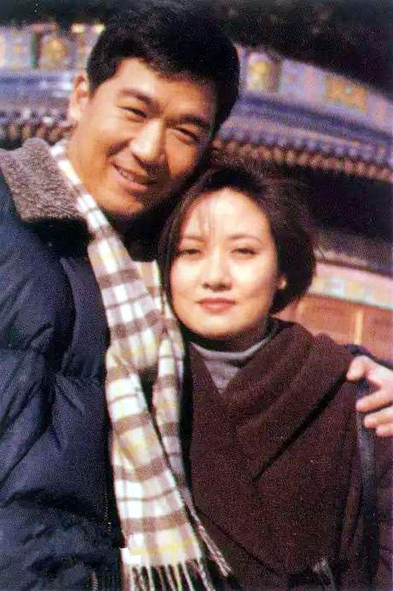 张国立的婚姻史，张国立与罗秀春离婚34年