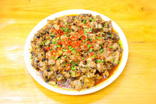 猪排骨怎样做好吃，排骨的正确做法最简单的（香到骨头里）