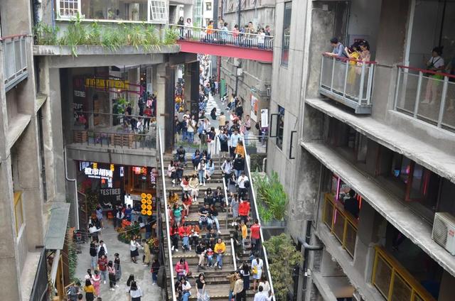 重庆解放碑室内游玩景点，重庆大鹅岭景区游人如织