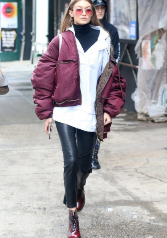 马丁靴怎么搭配，马丁靴配什么衣服好看（穿“马丁靴”搭什么裤子才好看）