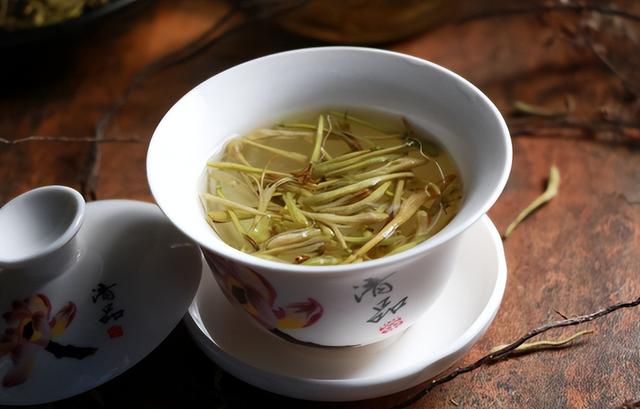 女人喝什么茶最好，女人平时喝什么茶好（建议女人：多喝这5种“鲜茶”）