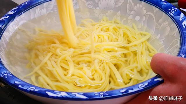 擀面条怎么和面，手擀面怎么做才劲道（做手擀面时）