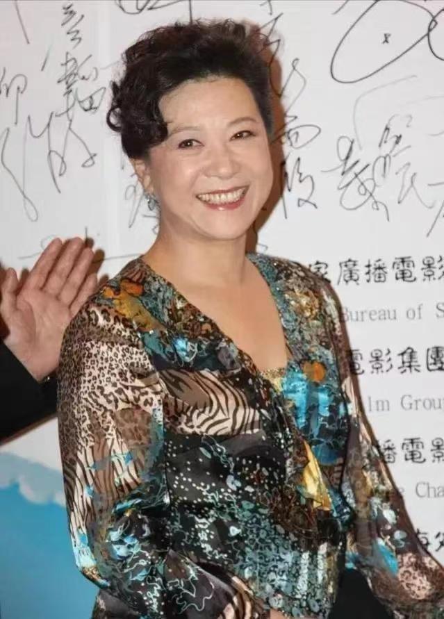 王馥荔的儿子，王馥荔的儿媳妇（72岁的她穿雪纺裙也很阔气）